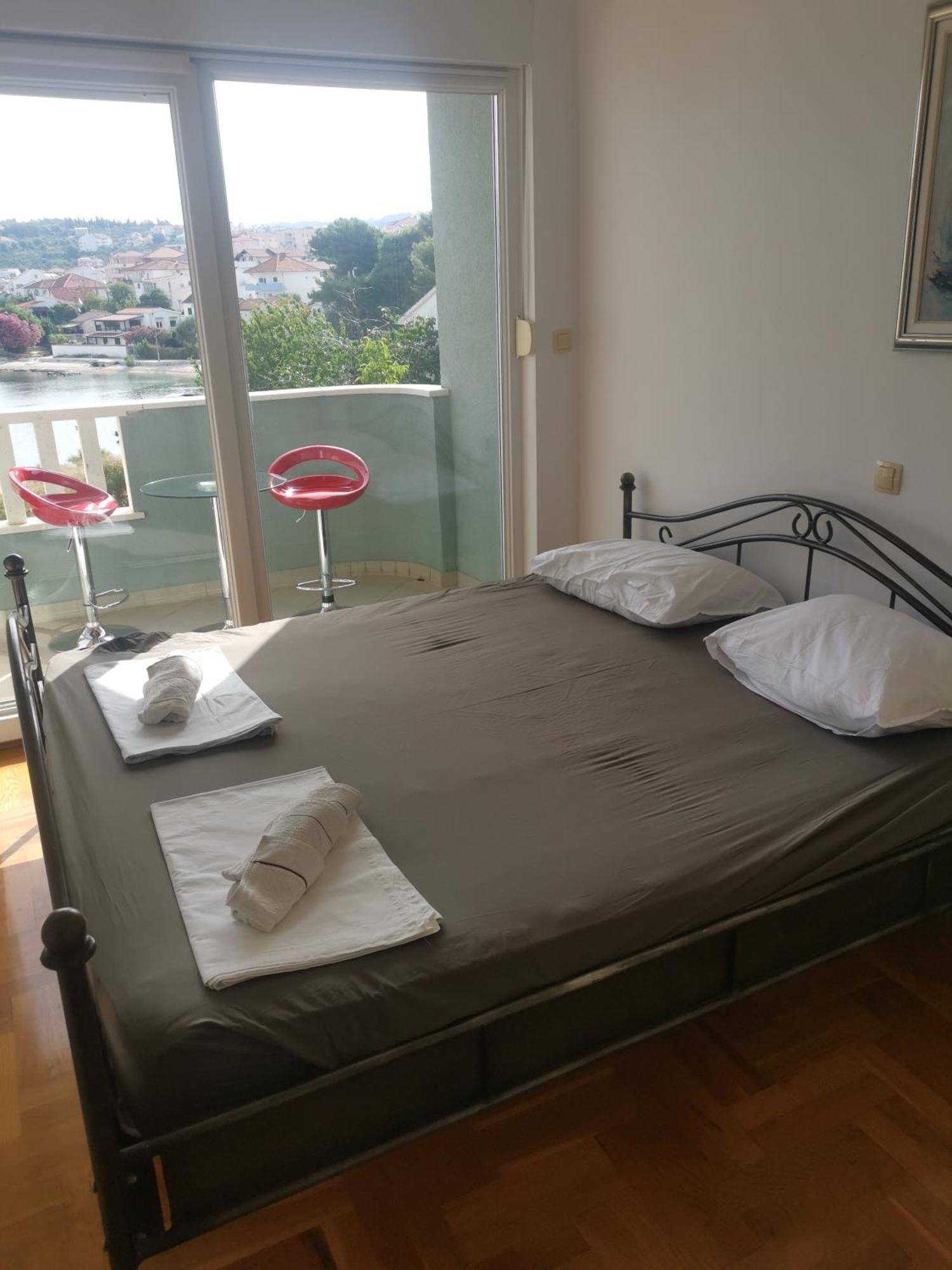 Apartment Croatika On The Beach Трогір Екстер'єр фото